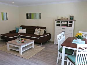 una sala de estar con un sofá y una mesa en Roosartige Ferien - Ferienwohnung am Weiherturm, en Bacharach 25 fotos más