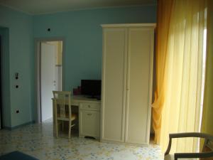 TV a/nebo společenská místnost v ubytování B&B La Dimora Di Alfonso