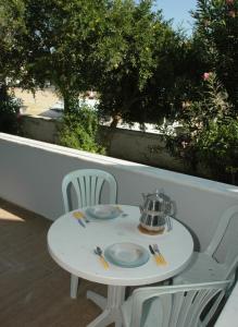 アイワルクにあるStudio Baturcanの白いテーブルと椅子、お茶ポット付)