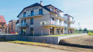 Budova, kde se prázdninový areál nachází