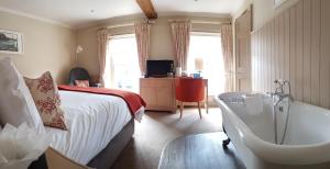 Ein Bett oder Betten in einem Zimmer der Unterkunft Crown Hotel