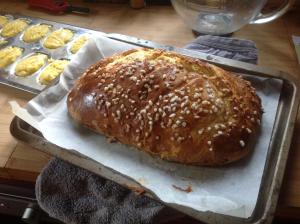 een brood in een pan op een tafel bij Au Pont Ricoul in Saint-Pierre-de-Plesguen