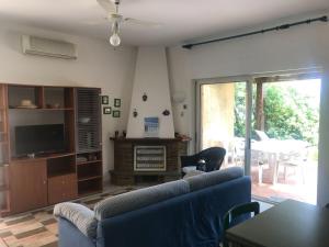 Телевизор и/или развлекательный центр в Casa La Pelosa Beach