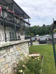 a building with a balcony with flowers on it at Enjoyit Rooms in Velden am Wörthersee
