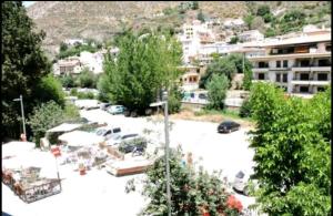 - une vue sur un parking avec des voitures dans l'établissement La Casita de Gonzalo, à Monachil