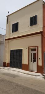 budynek z dwoma drzwiami garażowymi na ulicy w obiekcie terra e mare w mieście Collemeto