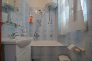 een badkamer met een wastafel en een douche bij Nerina in Novigrad Istria