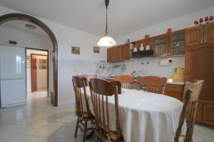 een eetkamer met een tafel en een keuken bij Nerina in Novigrad Istria