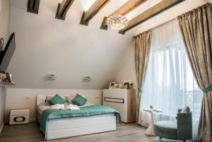 卡尔克尔Karkle Twins的一间卧室，里面有一张床和一扇窗户。