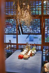 einen langen blauen Tisch mit Essen drauf in der Unterkunft Guihua Road 106th Hostel in Zhangjiajie