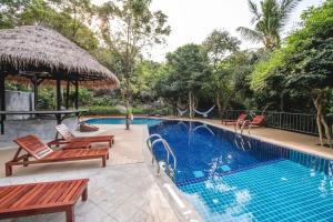 Bazén v ubytování The Dearly Koh Tao Hostel-PADI 5 Star Dive Resort nebo v jeho okolí