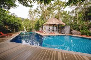 The swimming pool at or close to The Dearly Koh Tao Hostel-PADI 5 Star Dive Resort