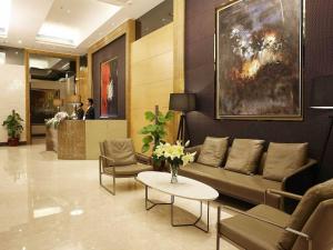 a lobby with a couch and chairs and a table at 广州丹顿行政公寓珠江新城店-广交会期间免费穿梭巴士 in Guangzhou