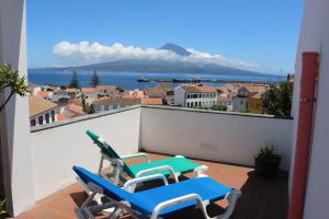 Un balcón con sillas y vistas al océano. en Apartamentos Turisticos Verdemar, en Horta