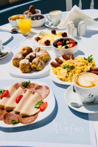 una tavola ricoperta di piatti di cibo e bevande di Ponti Beach Hotel a Vassiliki