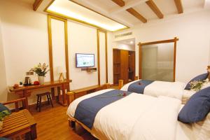 Llit o llits en una habitació de Guihua Road 106th Hostel