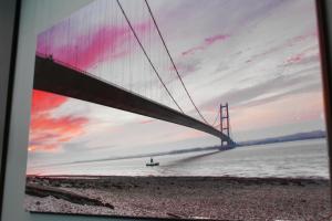 une peinture d'un pont avec un bateau dans l'eau dans l'établissement Cornmill Hotel, à Hull