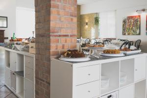 eine Küche mit Teller mit Lebensmitteln auf der Theke in der Unterkunft Minturnae Hotel in Scauri