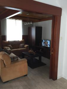 Televízia a/alebo spoločenská miestnosť v ubytovaní Casa Os Loureiros