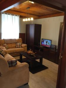 Televízia a/alebo spoločenská miestnosť v ubytovaní Casa Os Loureiros