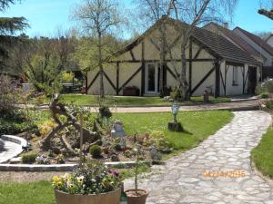 a house with a garden in front of it at La Vallée du Cher in Monthou-sur-Cher