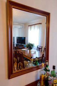 uno specchio a parete con tavolo e sala da pranzo di San Rocco Sqr. Apartment a Città di Corfù