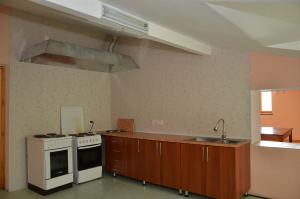 Kuchyň nebo kuchyňský kout v ubytování Pamir Alibaba Hotel