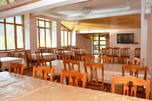 TV a/nebo společenská místnost v ubytování Pamir Alibaba Hotel