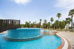 una piscina en un complejo con un tobogán de agua en Village Baia Turchese, en Vieste