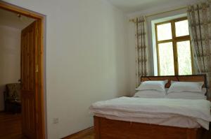 Postel nebo postele na pokoji v ubytování Pamir Alibaba Hotel