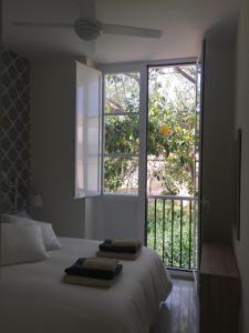 エル・プエルト・デ・サンタマリアにあるSan Juan 7のベッドルーム1室(ベッド1台、大きな窓付)