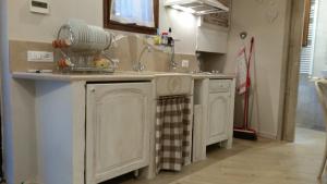 a kitchen with a sink and a dishwasher at La Bonbonnier in Venice