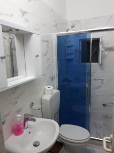 Koupelna v ubytování Hotel Ramosaco, Radhimë, Vlorë