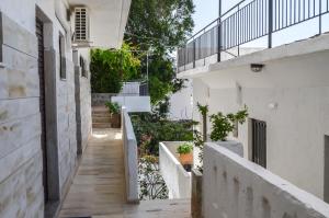 an alley in a house with white walls at Kalypso in Agia Galini