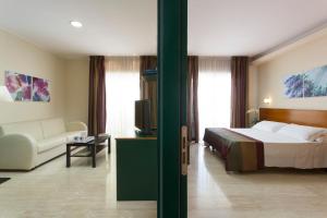 Rúm í herbergi á Astoria Suite Hotel
