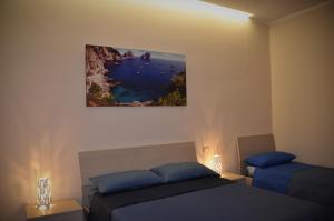 ポンペイにあるLe Tre Gemmeのベッドルーム1室(ベッド2台付)が備わります。壁には絵画が飾られています。