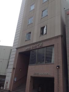 un edificio con un cartel en la parte delantera en Hotel Hinodeya, en Kanazawa