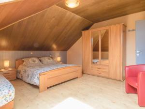 sypialnia z łóżkiem i drewnianym sufitem w obiekcie Two comfortable houses with swimming pool near Monbazillac and Bergerac w mieście Saint-Nexans