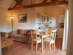 een keuken en een woonkamer met een tafel en stoelen bij Briarwood Cottage in Thorpe Market