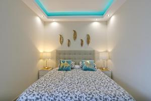 Un pat sau paturi într-o cameră la Beachfront Luxury Residence, Playas del Duque, Puerto Banús, Marbella