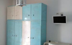 a blue cabinet in a room with a tv at BB La Maratonda in Follonica +33 photos