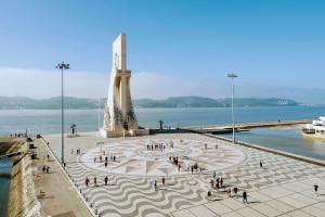 リスボンにあるBelem Mezzanineの海辺を大輪に歩く人々