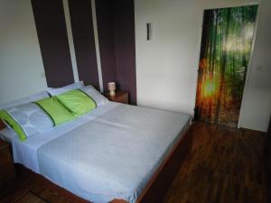 um quarto com uma cama grande e almofadas verdes em Apartment Summer Night Dream em Zadar