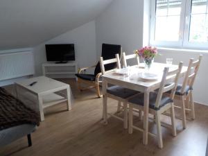a living room with a white table and chairs at Gästezimmer Fechheim in Neustadt bei Coburg
