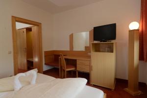 Rúm í herbergi á Strandhotel Faak