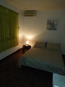 um quarto com uma cama e um candeeiro sobre uma mesa em Apartment Summer Night Dream em Zadar