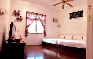 una camera da letto con due letti e una finestra di Lisin Village Homestay a Nanzhuang