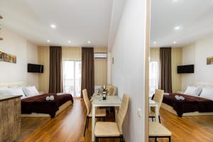 una habitación de hotel con dos camas y una mesa en Tbilisi Love Apartment, en Tiflis