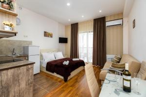 una camera d'albergo con letto e cucina di Tbilisi Love Apartment a Tbilisi City