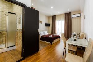 een hotelkamer met een bed en een tafel en een kamer bij Tbilisi Love Apartment in Tbilisi City